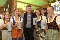 Auf d'Sait'n und Peter Reichert (Mitte), Schönheitskönigin 15. Tag auf der Oidn Wiesn am Oktoberfest in München 2018