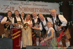 Tanngrindler Musikanten mit Renate Langwieder (Mitte), Schönheitskönigin 15. Tag auf der Oidn Wiesn am Oktoberfest in München 2018