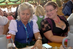 Sabine von Meyeren (li.), Schönheitskönigin 15. Tag auf der Oidn Wiesn am Oktoberfest in München 2018