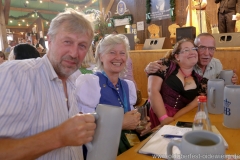 Sabine von Meyeren (2. von li.), Schönheitskönigin 15. Tag auf der Oidn Wiesn am Oktoberfest in München 2018