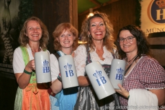 Sabine Barthelmeß (3. von li.), Schönheitskönigin 15. Tag auf der Oidn Wiesn am Oktoberfest in München 2018