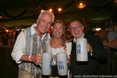 Jürgen Kirner (re.), Schönheitskönigin 15. Tag auf der Oidn Wiesn am Oktoberfest in München 2018