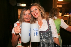 Renate Langwieder und Sabine Barthelmeß, Schönheitskönigin 15. Tag auf der Oidn Wiesn am Oktoberfest in München 2018