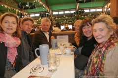 Gerdi Reichert,  Peter Reichert, Dieter Reiter (li. Seite) Petra Reiter (2. von re.), Mia Haas (re.), Tag  15 im Volkssängerzelt zur Schönheitskönigin auf der Oidn Wiesn in München 2019