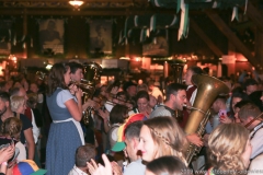 Tag  15 im Volkssängerzelt zur Schönheitskönigin auf der Oidn Wiesn in München 2019