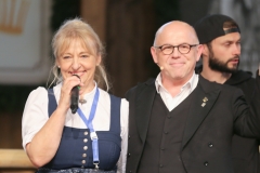 Johanna Bittenbinder und Jürgen Kirner, Tag  16 im Volkssängerzelt zur Schönheitskönigin auf der Oidn Wiesn in München 2019