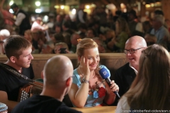 Constanze Lindner (Mitte), Tag  16 im Volkssängerzelt zur Schönheitskönigin auf der Oidn Wiesn in München 2019