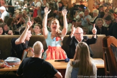 Tag  16 im Volkssängerzelt zur Schönheitskönigin auf der Oidn Wiesn in München 2019