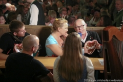 Constanze Lindner und Jürgen Kirner, Tag  16 im Volkssängerzelt zur Schönheitskönigin auf der Oidn Wiesn in München 2019