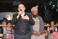 Jürgen Kirner (li.), Tag  16 im Volkssängerzelt zur Schönheitskönigin auf der Oidn Wiesn in München 2019