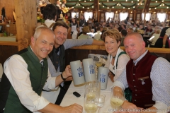 Dr. Michael Möller, Peter Reichert, Irmgard Möller (von li. nach re.), Der 2. Tag in der Schönheitskönigin auf der Oidn Wiesn am Oktoberfest in München 2018