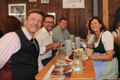 Peter Reichert (li.), Ilse Aigner (re.), Der 2. Tag im Volkssängerzelt zur Schönheitskönigin auf der Oidn Wiesn in München 2019