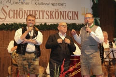 anngrindler Musikanten, Jürgen Kirner , Volker Heißmann (von re. nach li.) rocken die Schönheitskönigin auf der Oidn Wiesn am Oktoberfest in München 2018