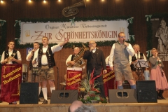 Tanngrindler Musikanten, Jürgen Kirner, Volker Heißmann (von re. nach li.) rocken die Schönheitskönigin auf der Oidn Wiesn am Oktoberfest in München 2018