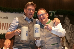 Peter Reichert und Volker Heißmann (re.) rocken die Schönheitskönigin auf der Oidn Wiesn am Oktoberfest in München 2018