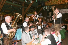 Tanngrindler Musikanten rocken die Schönheitskönigin auf der Oidn Wiesn am Oktoberfest in München 2018