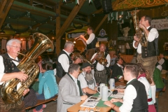 Tanngrindler Musikanten rocken die Schönheitskönigin auf der Oidn Wiesn am Oktoberfest in München 2018