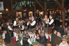 Tanngrindler Musikanten rocken die Schönheitskönigin auf der Oidn Wiesn am Oktoberfest in München 2018