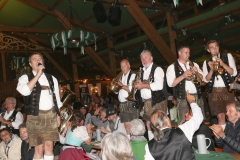 Tanngrindler Musikanten rocken die Schönheitskönigin auf der Oidn Wiesn am Oktoberfest in München 2018