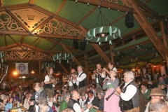 Tanngrindler Musikanten rocken die Schönheitskönigin auf der Oidn Wiesn am Oktoberfest in München 2018