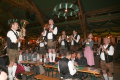 Tanngrindler Musikanten rocken die Schönheitskönigin auf der Oidn Wiesn am Oktoberfest in München 2018