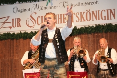 Tanngrindler Musikanten, rocken die Schönheitskönigin auf der Oidn Wiesn am Oktoberfest in München 2018