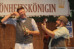 Peter Reichert und Tom (re.), der 3. Tag in der Schönheitskönigin auf der Oidn Wiesn am Oktoberfest in München 2018