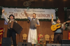 Tom und Basti mit Peter Reichert (Mitte), der 3. Tag in der Schönheitskönigin auf der Oidn Wiesn am Oktoberfest in München 2018