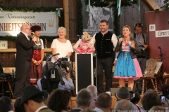 Jürgen Kirner (li.), Sebastian Reich mit Amanda und Constanze Lindner (re,), Tag 4 im Volkssängerzelt zur Schönheitskönigin auf der Oidn Wiesn am Oktoberfest in München 2019