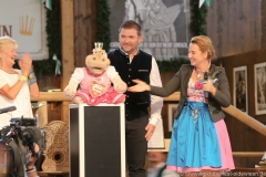 Sebastian Reich mit Amanda und Constanze Linder, Tag 4 im Volkssängerzelt zur Schönheitskönigin auf der Oidn Wiesn am Oktoberfest in München 2019