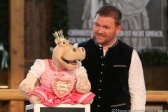 Sebastian Reich mit Amanda, Tag 4 im Volkssängerzelt zur Schönheitskönigin auf der Oidn Wiesn am Oktoberfest in München 2019