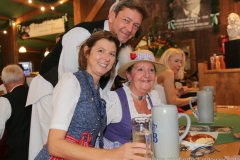 Gerdi Reichert (li.), Peter Reichert (Mitte), Schönheitskönigin 6. Tag auf der Oidn Wiesn  am Oktoberfest in München 2018