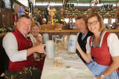 Josef Schmid , Mia  Haas,  Peter und Gerdi Reichert (von  li. nach re.), Schönheitskönigin 7. Tag auf der Oidn Wiesn am Oktoberfest in München 2018