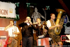 Jürgen Kirner (2. von li.), Schönheitskönigin 7. Tag auf der Oidn Wiesn am Oktoberfest in München 2018