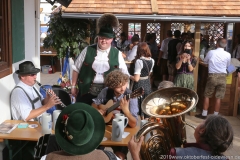 Freisinger mit Michael Sharkey Schneider aus USA, Der 7. Tag im Volkssängerzelt zur Schönheitskönigin auf der Oidn Wiesn in München 2019