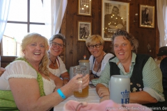 Christine Lang (li.), Schönheitskönigin 9. Tag auf der Oidn Wiesn am Oktoberfest in München 2018