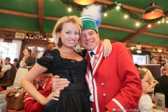 Reifenschwinger Stefan Schiedermeier (re.), Der 9. Tag im Volkssängerzelt zur Schönheitskönigin auf der Oidn Wiesn in München 2019