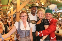 Osboum Patrick Kemp (2. von li.), Stefan Schiedermeir (re.), Der 9. Tag im Volkssängerzelt zur Schönheitskönigin auf der Oidn Wiesn in München 2019