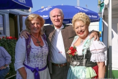 Elisabeth Polaczy (re,), Karolin Weidner (re.), Dieter Reiter auf dem Teufelsrad am Oktoberfest in München 2018