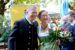 Andreas Steinfatt  und  Kira Weißbach, Mit einem symbolischen Anzapfen am Viktualienmarkt unter dem Motto "Unser Herz für die Wiesn" läuteten die Münchner Brauereien zusammen mit den Wiesnwirten das 188. Oktoberfest 2021 ein,