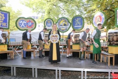 Viktoria Ostler, Mit einem symbolischen Anzapfen am Viktualienmarkt unter dem Motto "Unser Herz für die Wiesn" läuteten die Münchner Brauereien zusammen mit den Wiesnwirten das 188. Oktoberfest 2021 ein,