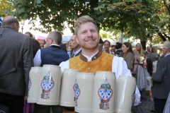 Mit einem symbolischen Anzapfen am Viktualienmarkt unter dem Motto "Unser Herz für die Wiesn" läuteten die Münchner Brauereien zusammen mit den Wiesnwirten das 188. Oktoberfest 2021 ein,