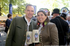 Peter und Katharina Inselkammer, Mit einem symbolischen Anzapfen am Viktualienmarkt unter dem Motto "Unser Herz für die Wiesn" läuteten die Münchner Brauereien zusammen mit den Wiesnwirten das 188. Oktoberfest 2021 ein,