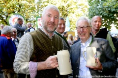 Toni Winklhofer (re.), Mit einem symbolischen Anzapfen am Viktualienmarkt unter dem Motto "Unser Herz für die Wiesn" läuteten die Münchner Brauereien zusammen mit den Wiesnwirten das 188. Oktoberfest 2021 ein,