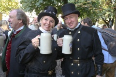 Mit einem symbolischen Anzapfen am Viktualienmarkt unter dem Motto "Unser Herz für die Wiesn" läuteten die Münchner Brauereien zusammen mit den Wiesnwirten das 188. Oktoberfest 2021 ein,