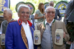 Manfred Schauer und  Eduard Reinbold (re.), Mit einem symbolischen Anzapfen am Viktualienmarkt unter dem Motto "Unser Herz für die Wiesn" läuteten die Münchner Brauereien zusammen mit den Wiesnwirten das 188. Oktoberfest 2021 ein,