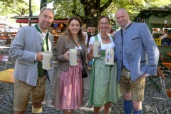 Werner Hochreiter (li.), Oliver Poeschel (re.), Mit einem symbolischen Anzapfen am Viktualienmarkt unter dem Motto "Unser Herz für die Wiesn" läuteten die Münchner Brauereien zusammen mit den Wiesnwirten das 188. Oktoberfest 2021 ein,