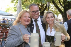 Steffi Kraus (li..),Robert Eckl (Mitte), Mit einem symbolischen Anzapfen am Viktualienmarkt unter dem Motto "Unser Herz für die Wiesn" läuteten die Münchner Brauereien zusammen mit den Wiesnwirten das 188. Oktoberfest 2021 ein,