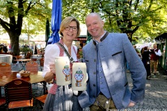 Gerdi Reichert und Oliver Poeschel, Mit einem symbolischen Anzapfen am Viktualienmarkt unter dem Motto "Unser Herz für die Wiesn" läuteten die Münchner Brauereien zusammen mit den Wiesnwirten das 188. Oktoberfest 2021 ein,