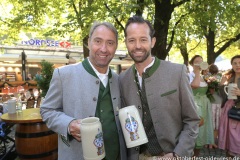 Werner Hochreiter und Otto  Lindinger (re.), Mit einem symbolischen Anzapfen am Viktualienmarkt unter dem Motto "Unser Herz für die Wiesn" läuteten die Münchner Brauereien zusammen mit den Wiesnwirten das 188. Oktoberfest 2021 ein,